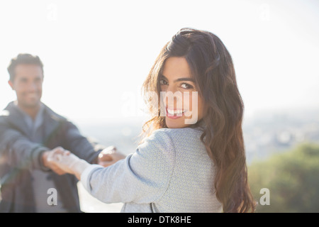 Paar Hand in Hand mit ausgestreckten im freien Stockfoto