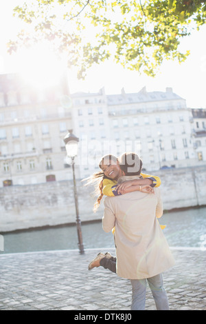 Paar umarmt entlang Seine, Paris, Frankreich Stockfoto