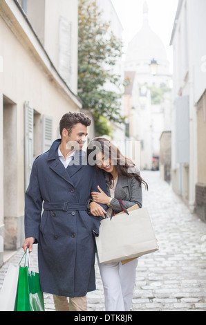 Paar Einkaufstaschen auf gepflasterte Straße in der Nähe von Sacre Coeur Basilika, Paris, Frankreich Stockfoto