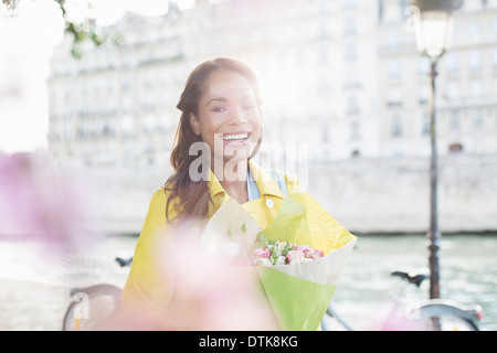 Frau mit Blumenstrauß entlang Seine, Paris, Frankreich Stockfoto