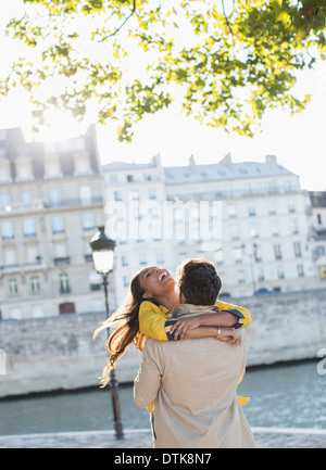 Paar umarmt entlang Seine, Paris, Frankreich Stockfoto