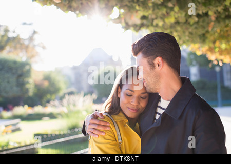 Paar umarmt im Stadtpark