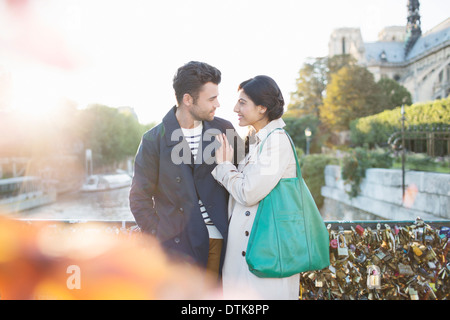 Paar steht auf Pont des Arts Brücke über Seineufer, Paris, Frankreich Stockfoto