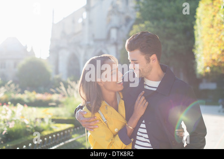Paar umarmt im Stadtpark Stockfoto