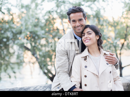 Paar im Park umarmt Stockfoto