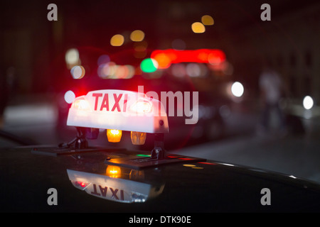 Nahaufnahme von beleuchtete Paris Taxi Licht, Paris, Frankreich