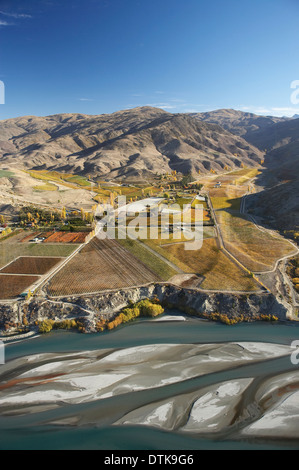 Lake Dunstan, Weinberge und Carrick Range, Bannockburn, Central Otago, Südinsel, Neuseeland - Antenne Stockfoto