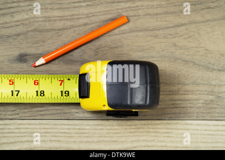 Horizontale Foto offen Maßband und orange Bleistift auf Alter Holz Stockfoto
