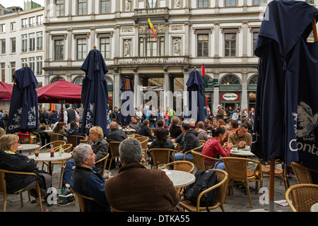 Menschen sitzen vor einer Bar im Zentrum von Brüssel während am späten Nachmittag Stockfoto