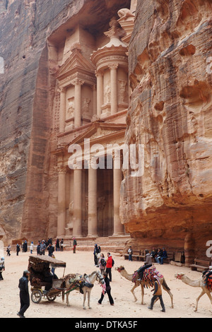 Pferd und Wagen und zwei Kamele vor dem Finanzministerium Gebäude Petra Jordan zum UNESCO-Weltkulturerbe Stockfoto