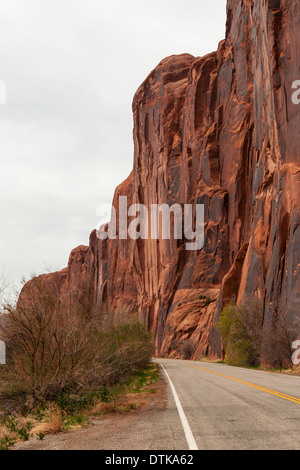 Hoch aufragende Felswände entlang Potash Road in der Nähe von Moab, Utah. Stockfoto