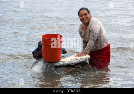 Frau Hand Wäsche waschen, Lago de Apanas, Nicaragua Stockfoto