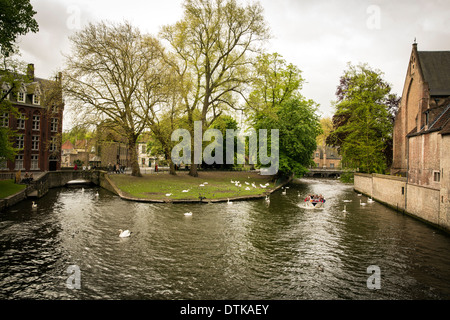 Touristen genießen ein Boot zu fahren, um die Kanäle der historischen Stadt Brügge in Belgien Stockfoto