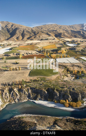 Kawarau River und Weinberge, Gibbston Valley, Otago, Südinsel, Neuseeland - Antenne Stockfoto