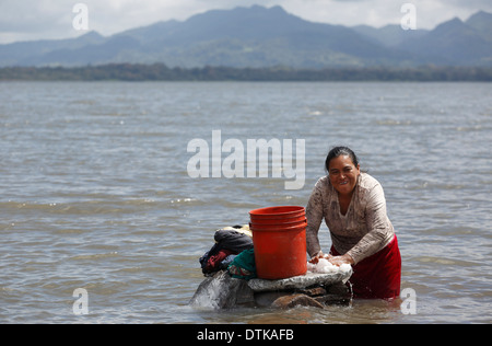 Frau Hand Waschen Wäsche, Lago de Apanas, Nicaragua Stockfoto