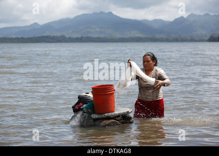 Frau Hand Waschen Wäsche, Lago de Apanas, Nicaragua Stockfoto