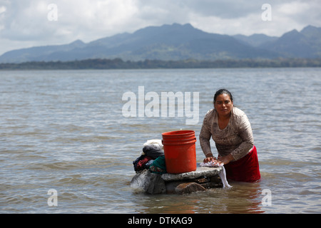 Frau Hand Waschen Wäsche, Lago de Apanas, Nicaragua Stockfoto