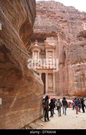 Teilweise mit Blick auf die Treasury Al Khazneh Gebäude an Petra aus der Siq ein UNESCO-Weltkulturerbe, Jordanien gesehen. Stockfoto