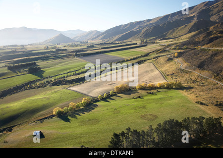 Ackerland, Krone Terrasse, Crown Range, in der Nähe von Arrowtown, Otago, Südinsel, Neuseeland - Antenne Stockfoto