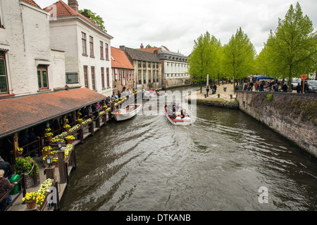 Touristen genießen ein Boot zu fahren, um die Kanäle von Brügge in Belgien Stockfoto