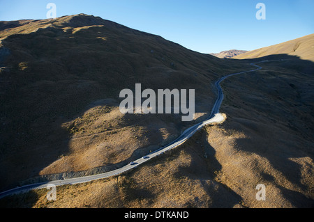 Crown Range Road (Wanaka - Queenstown), in der Nähe von Arrowtown, Otago, Südinsel, Neuseeland - Antenne Stockfoto