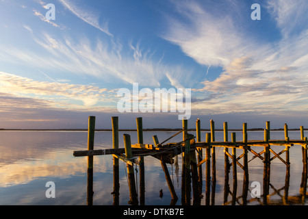 Verfallene Dock in Reflexion, Fernandina Beach, Florida Stockfoto