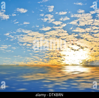 Sonne hinter den Wolken Stockfoto