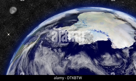 Antarktis auf dem Planeten Erde aus dem Weltraum mit Mond und Sternen im Hintergrund. Elemente des Bildes von der NASA eingerichtet. Stockfoto