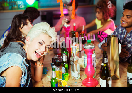 Frau lächelnd auf party Stockfoto