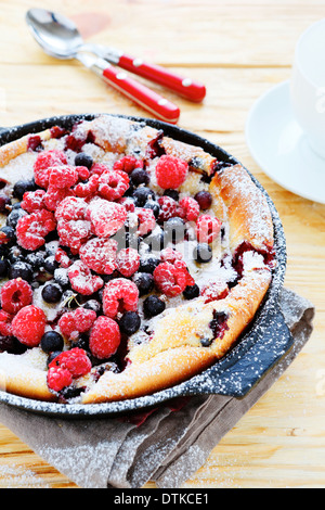 Clafoutis duftend mit Sommerbeeren, Essen Nahaufnahme Stockfoto