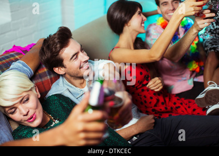 Freunde auf Sofa auf party Stockfoto