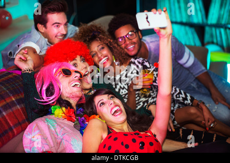 Freunde fotografieren auf Sofa auf party Stockfoto