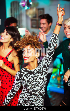 Freunde, die zusammen tanzen, Party Stockfoto