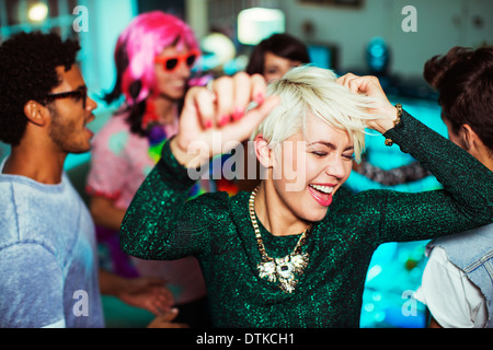 Freunde, die zusammen tanzen, Party Stockfoto