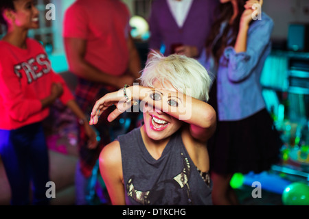 Frau mit Tattoo von Augen über ihr Gesicht Stockfoto