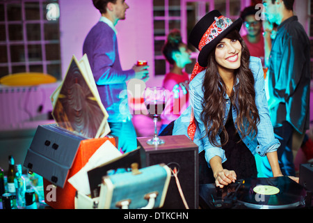 Frau spielt Datensätze auf party Stockfoto