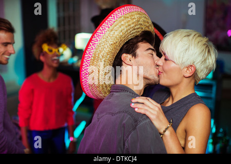 Paar Küssen auf party Stockfoto