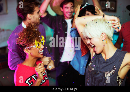 Freunde, die zusammen tanzen, Party Stockfoto