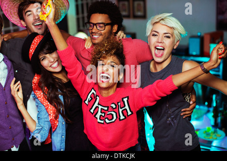 Freunde, die zusammen tanzen, Party Stockfoto
