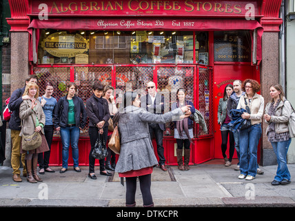 Eine Reisegruppe außerhalb der algerischen Coffee Shops in Compton Street London UK Stockfoto