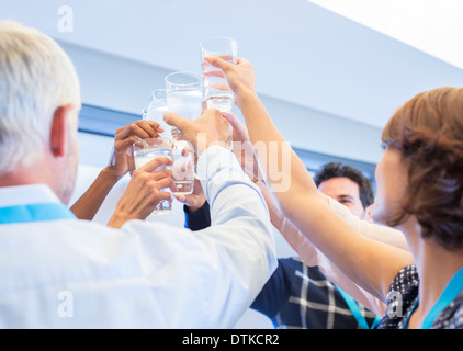 Business-Leute Toasten Wassergläser Stockfoto