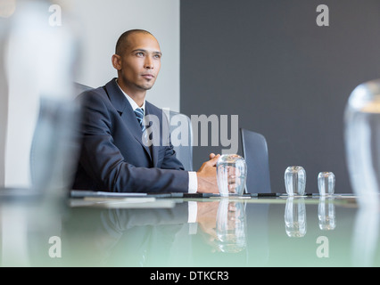 Nachdenklich Geschäftsmann im Meeting sitzen Stockfoto