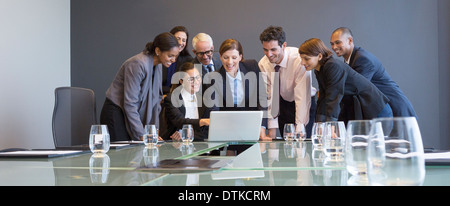 Geschäftsleute, die mit Laptop in treffen Stockfoto