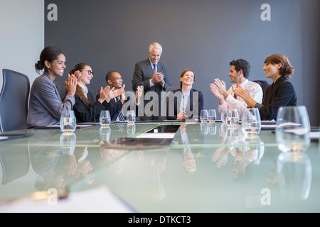 Business-Leute applaudieren Kollegen treffen Stockfoto