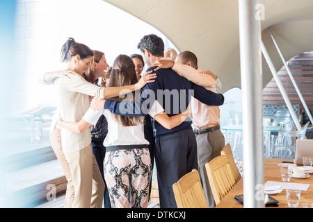 Business-Leute, die reden im huddle Stockfoto