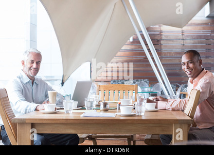 Geschäftsleute, die im Büro arbeiten Stockfoto