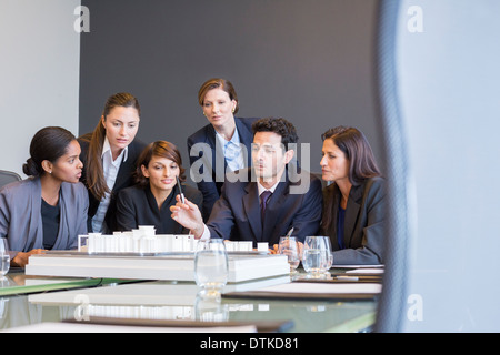 Geschäftsleute, die Prüfung Modell treffen Stockfoto