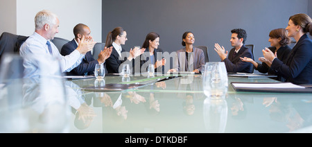 Business-Leute applaudieren Kollegen treffen Stockfoto