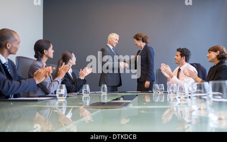 Geschäftsleute Händeschütteln treffen Stockfoto