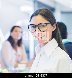 Geschäftsfrau, die lächelnd in treffen Stockfoto